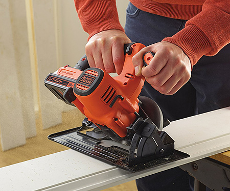 Аккумуляторная дисковая пила BLACK&DECKER BDCCS18