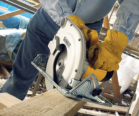 Дисковая пила DeWALT D23700