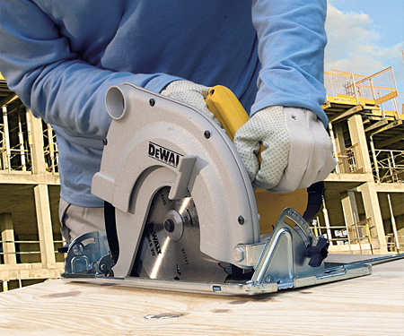 Дисковая пила DeWALT D23700