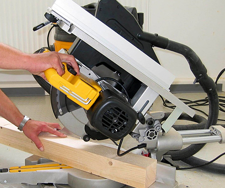 Торцювальна пила DeWALT D27111