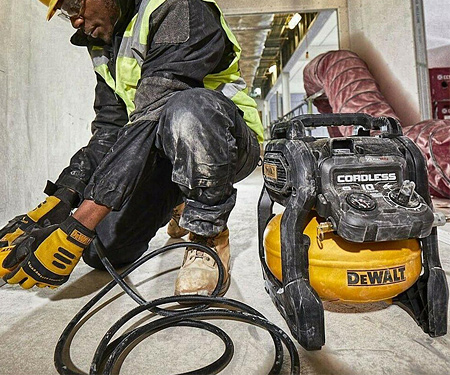 Акумуляторный воздушный компрессор DeWALT DCC1054N