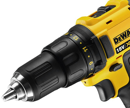 Аккумуляторная дрель-шуруповерт DeWALT DCD780C2