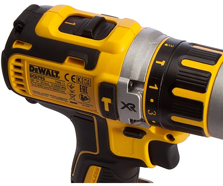 Аккумуляторная дрель-шуруповерт DeWALT DCD795D2