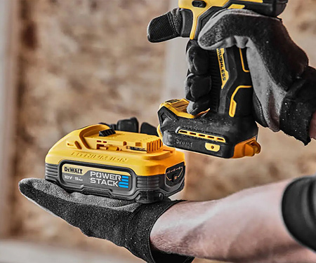 Аккумуляторная дрель-шуруповерт DeWALT DCD800H2T