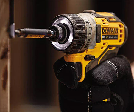 Аккумуляторный шуруповерт DeWALT DCF601D2