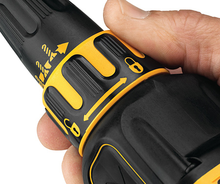 Аккумуляторный шуруповерт DeWALT DCF620D2