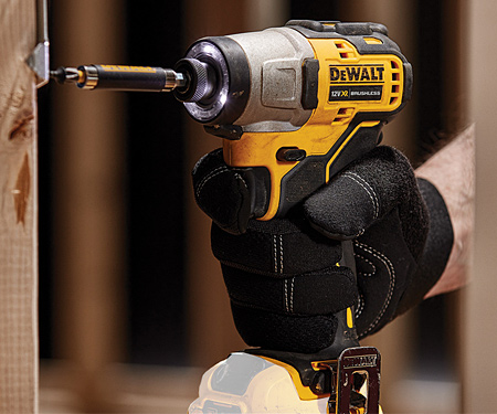 Аккумуляторный ударный шуруповерт DeWALT DCF801N
