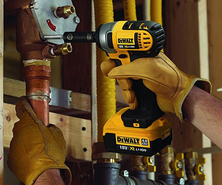 Аккумуляторный ударный гайковерт DeWALT DCF880M2