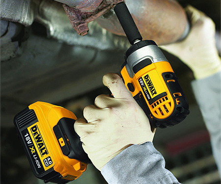 Акумуляторний ударний гайкокрут DeWALT DCF880N