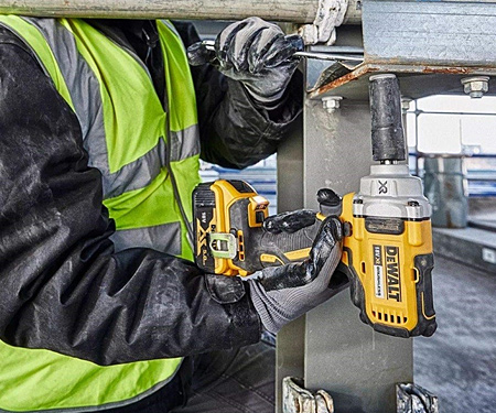 Аккумуляторный ударный гайковерт DeWALT DCF894P2