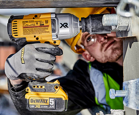 Аккумуляторный ударный гайковерт DeWALT DCF897N