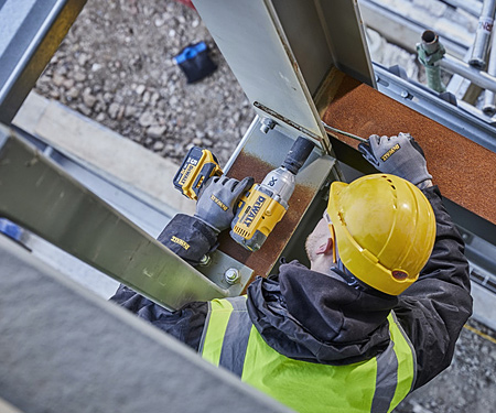 Аккумуляторный ударный гайковерт DeWALT DCF897NT