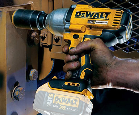 Аккумуляторный ударный гайковерт DeWALT DCF899HN