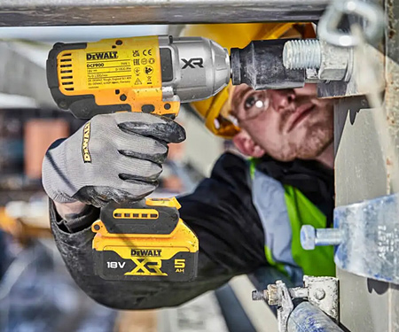 Аккумуляторный гайковерт DeWALT DCF900N