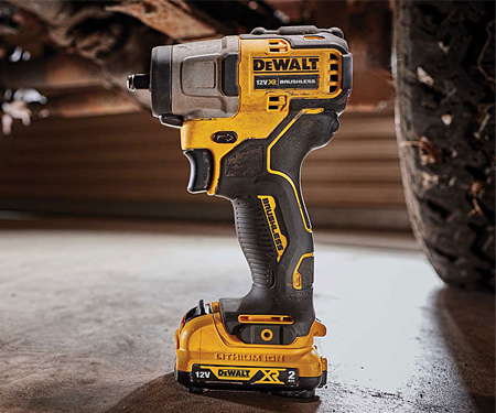 Аккумуляторный ударный гайковерт DeWALT DCF902D2