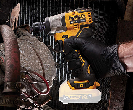 Аккумуляторный ударный гайковерт DeWALT DCF902N