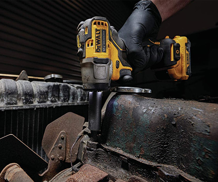 Аккумуляторный ударный гайковерт DeWALT DCF902N