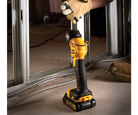 Аккумуляторный фонарь DeWALT DCL040