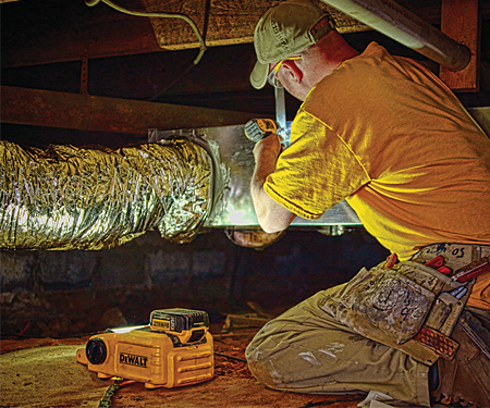 Аккумуляторный фонарь DeWALT DCL060