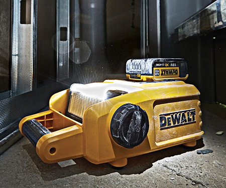 Аккумуляторный фонарь DeWALT DCL060
