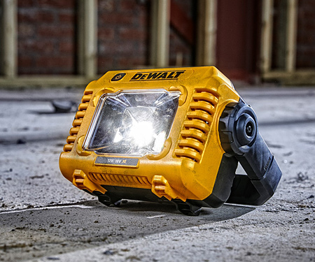 Аккумуляторный фонарь DeWALT DCL077