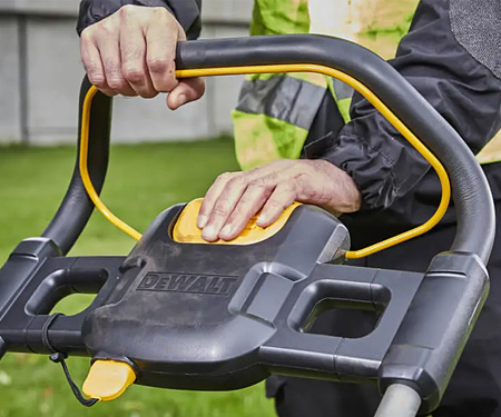 Аккумуляторная газонокосилка DeWALT DCMW564N