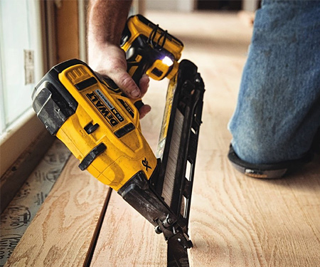 Аккумуляторный гвоздезабиватель DeWALT DCN650P2