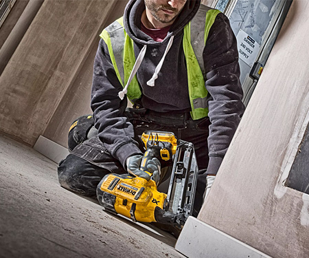 Акумуляторний цвяхозабивач DeWALT DCN660D2