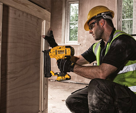 Акумуляторний цвяхозабивач DeWALT DCN680D2