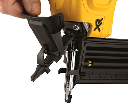 Аккумуляторный гвоздезабиватель DeWALT DCN680N