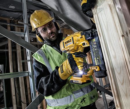 Аккумуляторный гвоздезабиватель DeWALT DCN680N