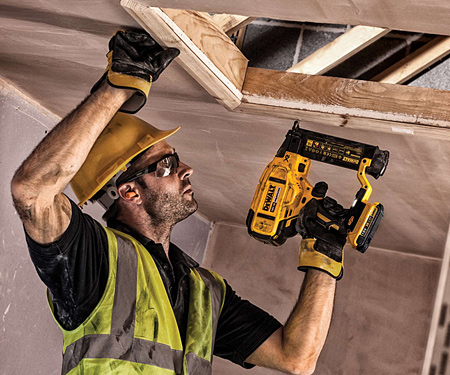 Аккумуляторный гвоздезабиватель DeWALT DCN680NT