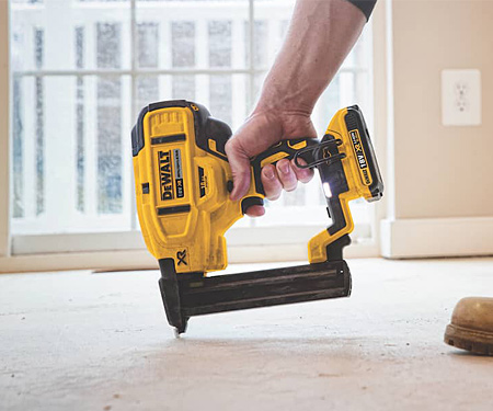 Аккумуляторный гвоздезабиватель DeWALT DCN681D2