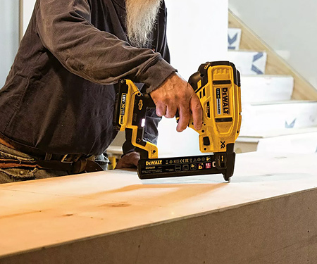 Аккумуляторный степлер DeWALT DCN681N