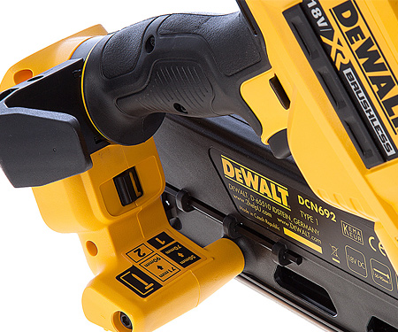 Аккумуляторный гвоздезабиватель DeWALT DCN692N
