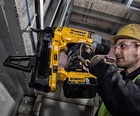 Аккумуляторный гвоздезабиватель DeWALT DCN890N