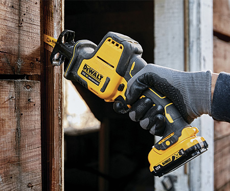 Аккумуляторная сабельная пила DeWALT DCS312D2