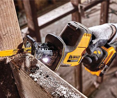 Аккумуляторная сабельная пила DeWALT DCS369M2