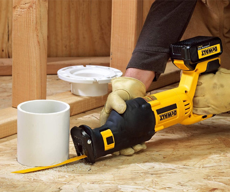 Аккумуляторная сабельная пила DeWALT DCS380M2