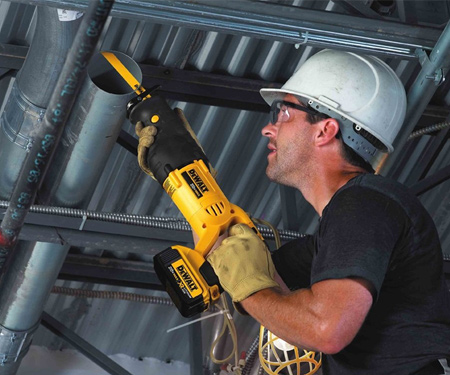 Аккумуляторная сабельная пила DeWALT DCS380M2