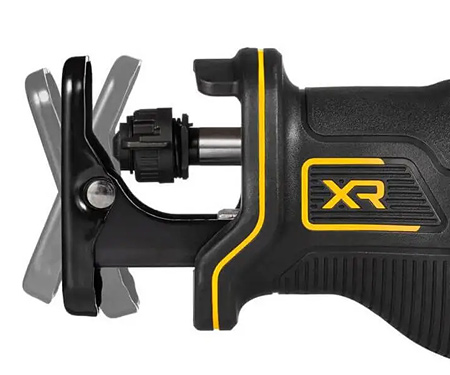 Аккумуляторная ножовка DeWALT DCS382N