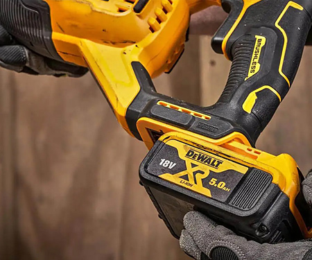 Аккумуляторная ножовка DeWALT DCS382N