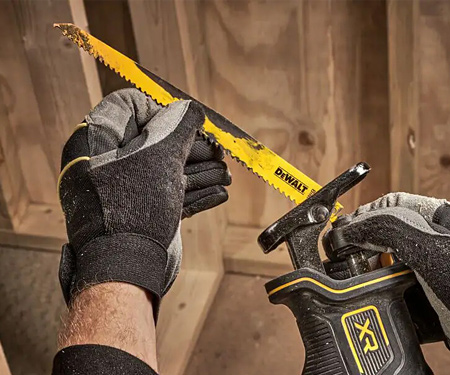 Аккумуляторная ножовка DeWALT DCS382NT