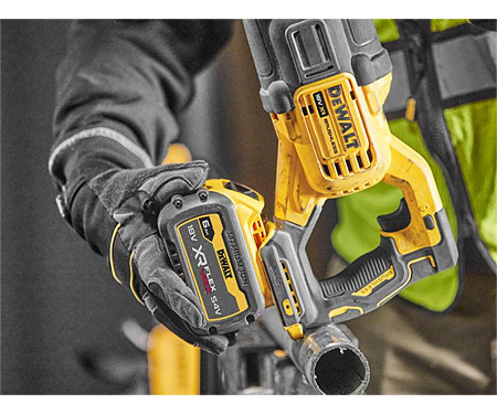 Аккумуляторная сабельная пила DeWALT DCS386T1