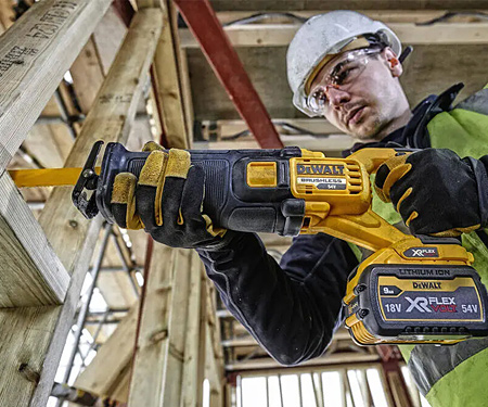 Аккумуляторная ножовка DeWALT DCS389X2