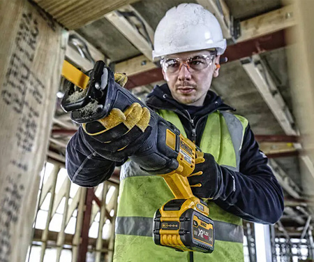 Аккумуляторная ножовка DeWALT DCS389X2