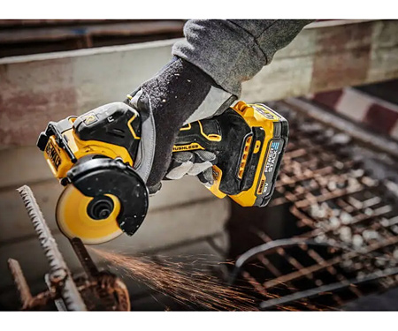 Аккумуляторная дисковая пила DeWALT DCS438N