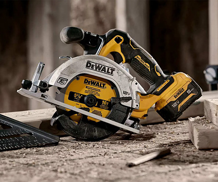 Аккумуляторная дисковая пила DeWALT DCS512P2