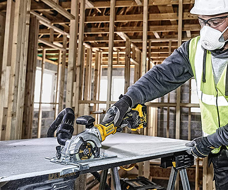 Акумуляторна дискова пила DeWALT DCS571NT