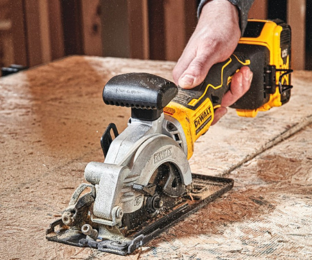 Акумуляторна дискова пила DeWALT DCS571P2